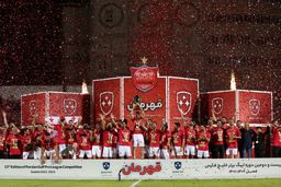 تصاویر بزرگان پرسپولیس با جام قهرمانی بر مزار اسطوره ها