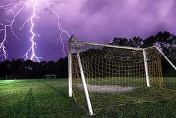 برخورد صاعقه با دروازه‌بان 16ساله روسی