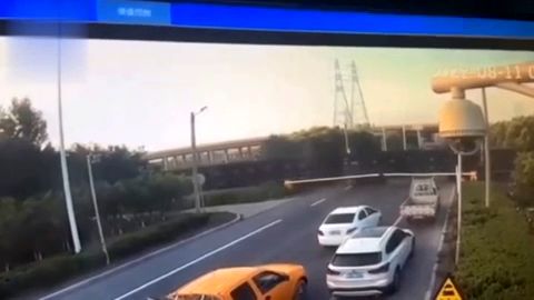  لحظه هولناک له شدن تریلی در تصادف با قطار