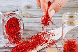 هر مثقال زعفران چقدر است؟ خواص درمانی زعفران
