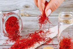 هر مثقال زعفران چقدر است؟ خواص درمانی زعفران