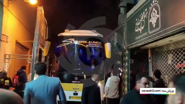 (ویدئو) گیر کردن جنجالی اتوبوس الهلال با گاف تبلیغاتی در اصفهان