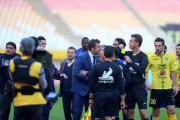 حمله تند استقلالی‌ها به داور بازی با فولاد

