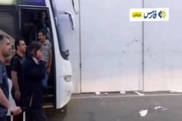 لحظه خروج ساپینتو از ورزشگاه آزادی با چهره‌ای درهم!فیلم