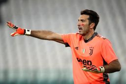 ماجرای رژلب قرمز روی صورت ستاره‌های فوتبال چه بود؟! + عکس

