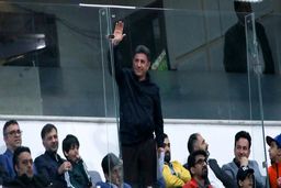 حواشی دربی یکصد|پرتاب بطری استقلالی ها به نیمکت نشینان پرسپولیس