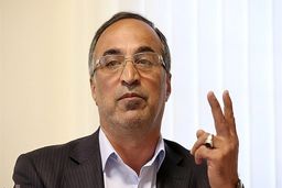 انتقاد تند واعظ آشتیانی: عزیزی‌ خادم «هُل» شده است
