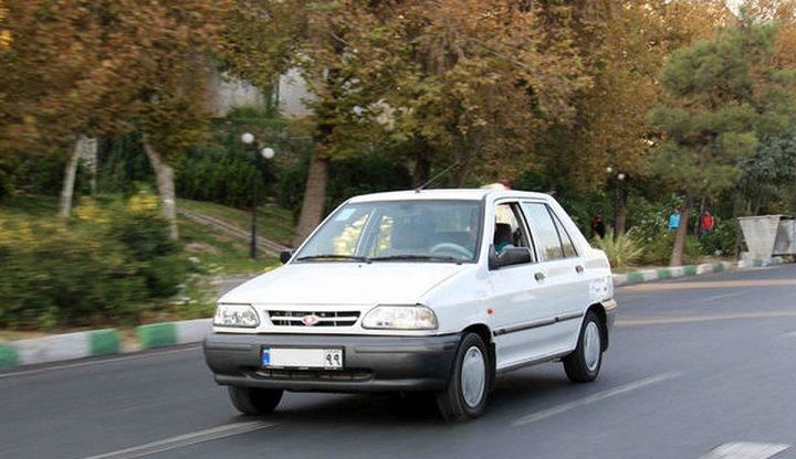 زورآزمایی باورنکردنی؛بلند کردن و چرخاندن پراید با دست