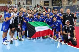 عکس|پرواز سرمربی ایرانی روی دست بازیکنان کویت