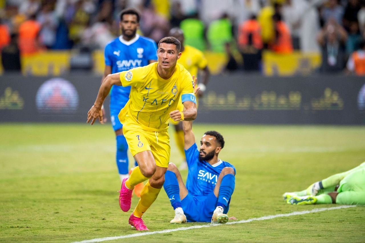 لحظه بالا بردن جام باشگاه های عرب توسط رونالدو