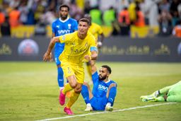 لحظه بالا بردن جام باشگاه های عرب توسط رونالدو