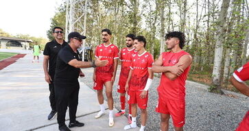حضور سرمربی تیم فوتبال امید در بازی دوستانه پرسپولیس
