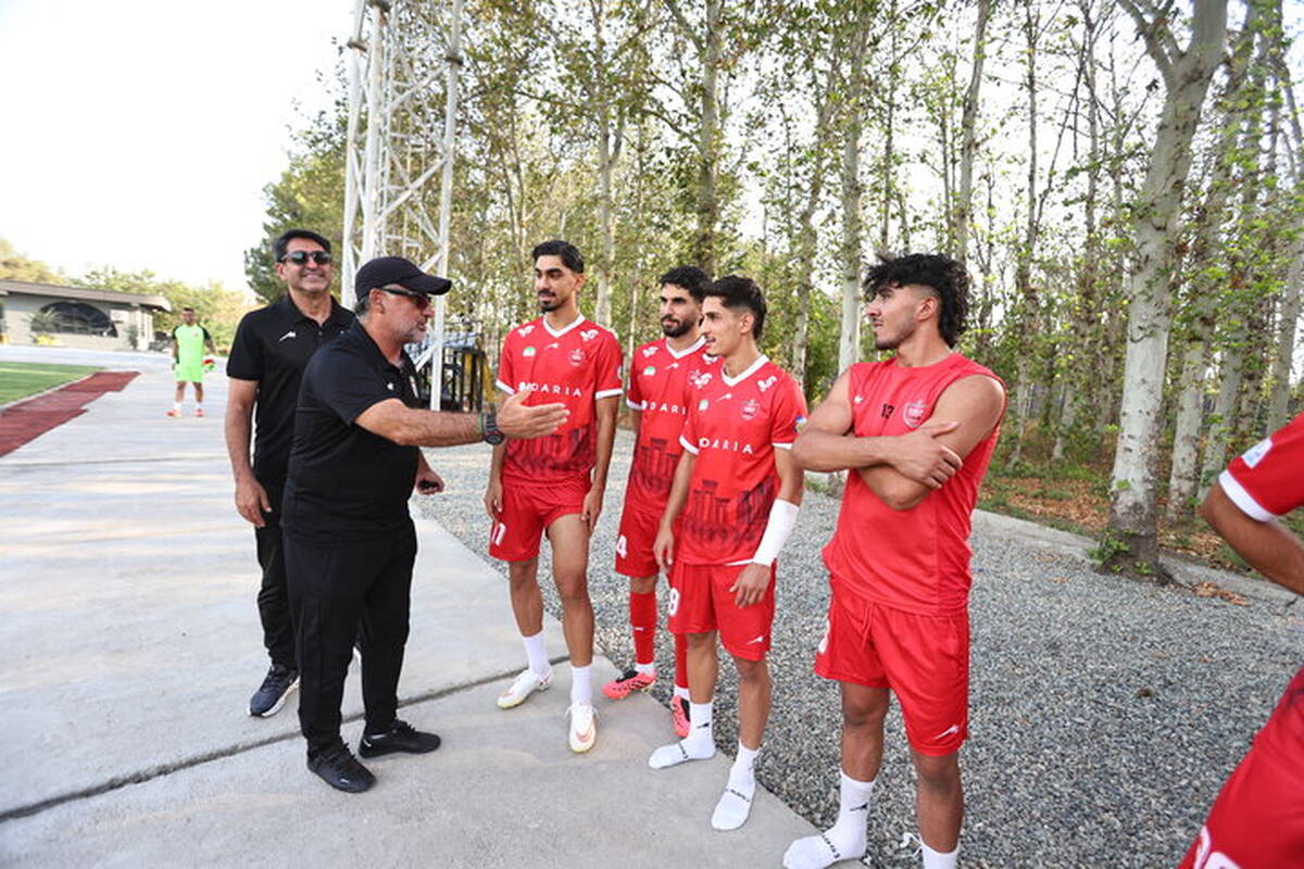 حضور سرمربی تیم فوتبال امید در بازی دوستانه پرسپولیس
