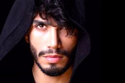 بیوگرافی مهراد جم خواننده جوان و پرحاشیه ایرانی | عکس