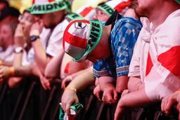 اندوه هواداران انگلیس پس از شکست برابر آرژانتین؛