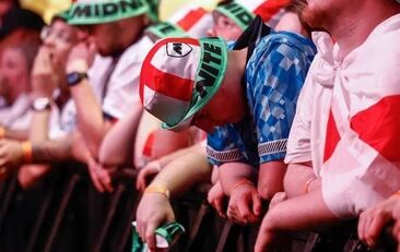 اندوه هواداران انگلیس پس از شکست برابر آرژانتین؛
