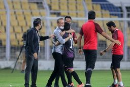 رمزگشایی از شادی عجیب احسان پهلوان/ چرا پهلوان گل‌محمدی را بغل کرد؟