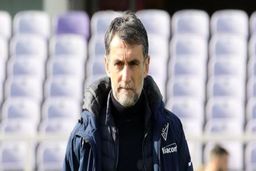 عکس ورود مربی ایتالیایی به اردوی استقلال