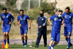 آفتابی شدن مربی پرحاشیه در تمرین استقلال!

