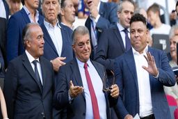 ضربه مشت پای چشم رئیس باشگاه بارسلونا|عکس