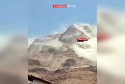 لحظه ترسناک ریزش کوه در پی زلزله جنوب|فیلم