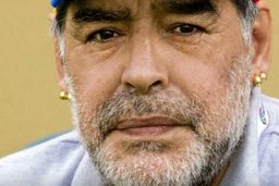 چرا مارادونا روی نیمکت تیم ملی ننشست؟

