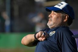 اشک، سقوط و دیدار خاص برای مارادونا

