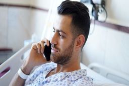 عکس|عیادت آقای رئیس از پورعلی گنجی در بیمارستان