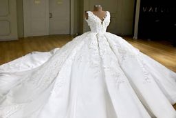 عکس نوستالژی از لباس عروس در بازار تهران - سال ۱۳۵۳