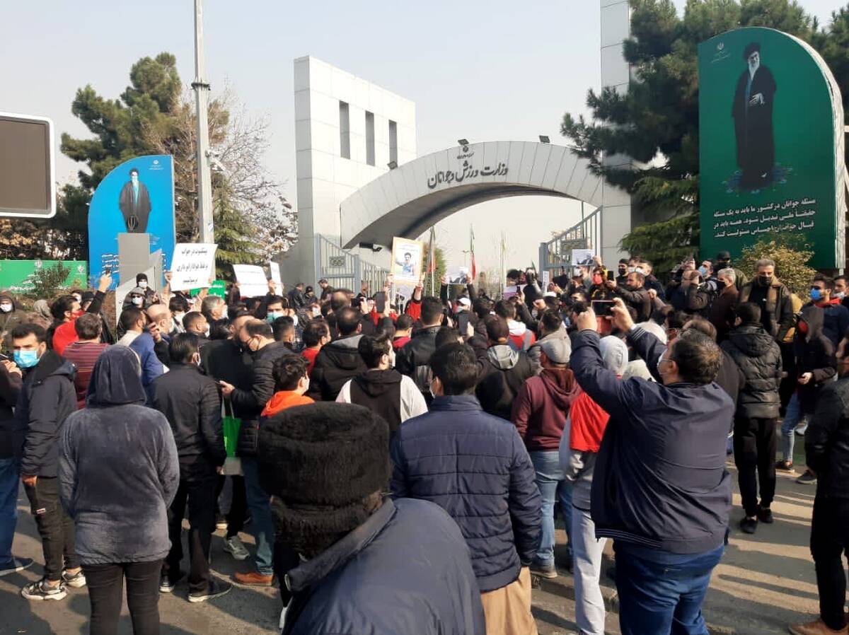 تصاویرتجمع هواداران پرسپولیس مقابل وزارت ورزش