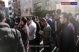 استراماچونی و هواداران معترض که در باشگاه استقلال را شکستند