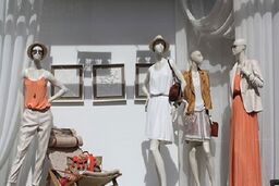 جنجال یک دختر مانکن در مشهد / دختر مانکن در ویترین یک مغازه مشهدی+ عکس باورنکردنی