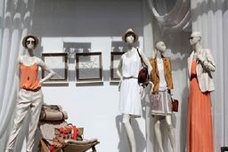 جنجال یک دختر مانکن در مشهد / دختر مانکن در ویترین یک مغازه مشهدی+ عکس باورنکردنی