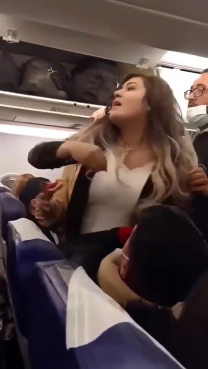 لحظه دعوا وحمله وحشیانه یک مرد به یک زن در هواپیما
