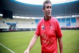 سرمربی احتمالی استقلال دوشنبه وارد تهران می شود