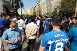 تجمع هواداران خشمگین استقلال مقابل باشگاه + عکس