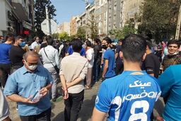 تجمع هواداران خشمگین استقلال مقابل باشگاه + عکس