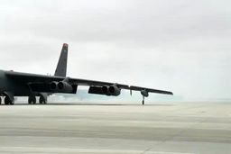 پرواز بمب افکن‌های بی-۵۲ به سمت خاورمیانه|فیلم