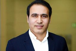 مشاور عزیزی خادم کیست؟