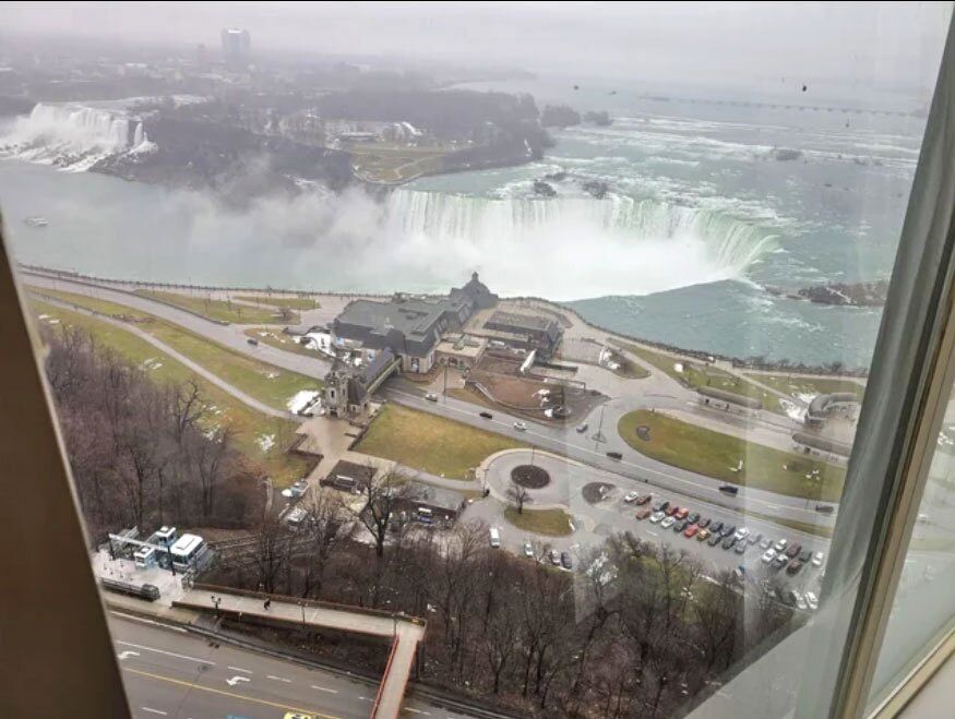 ویو شگفت انگیز آبشار نیاگارا از پنجره هتل|عکس