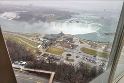 ویو شگفت انگیز آبشار نیاگارا از پنجره هتل|عکس