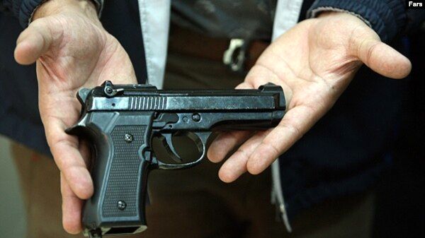 جزئیات خودکشی با اسلحه روی سقف پراید وسط میدان انقلاب