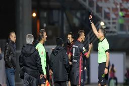 تصاویر اشک‌های اکبریان بعد از خداحافظی از داوری