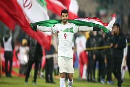 لحظه دیدنی تشویق طارمی با پرچم ایران در دراگائو