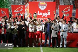 لحظه اهدای کاپ قهرمانی سوپرجام به فولاد