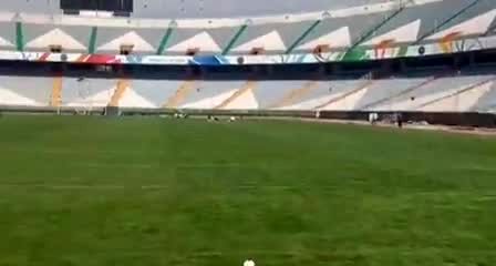 فیلم| ترمیم چمن استادیوم آزادی به شیوه فوق مدرن قرن گذشته