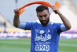 وقتی بچه‌غول استقلالی‌ها پشت علی کریمی درآمد!


