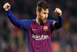 مسی بالاتر از رونالدو ایستاد + عکس
