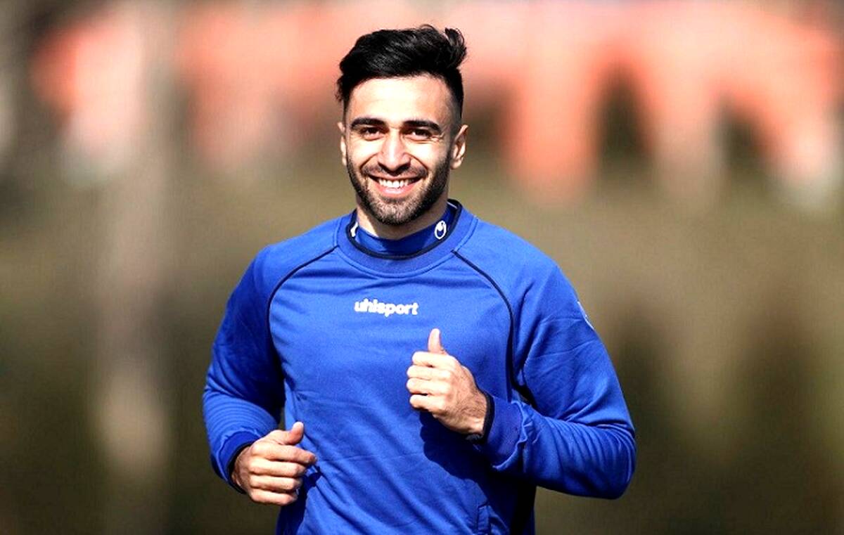 گیتاریست استقلال با لباس پرسپولیس! + عکس

