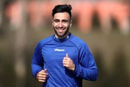 گیتاریست استقلال با لباس پرسپولیس! + عکس

